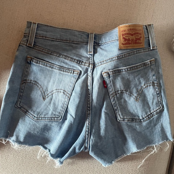 Levi’s High Rise Shorts - Picture 2 of 2